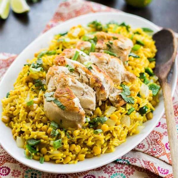 Arroz poblano con pollo, maíz y pimientos