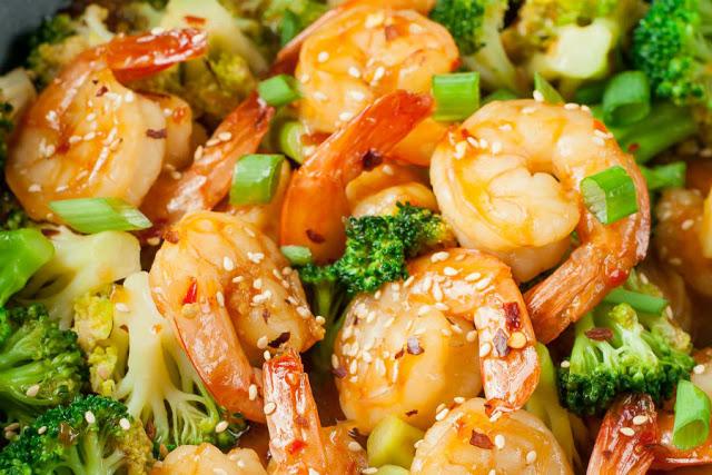 Camarones salteados con brócoli
