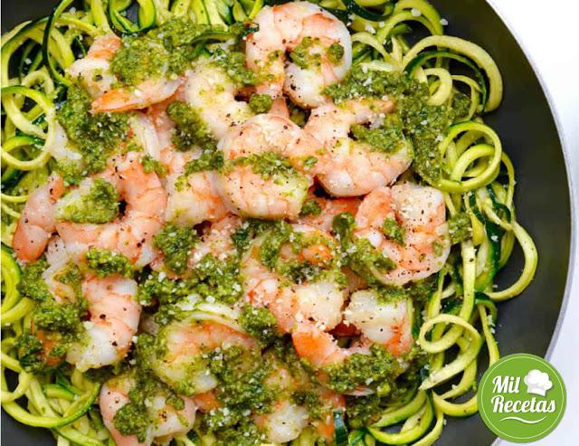 Camarones cremosos con pasta al pesto