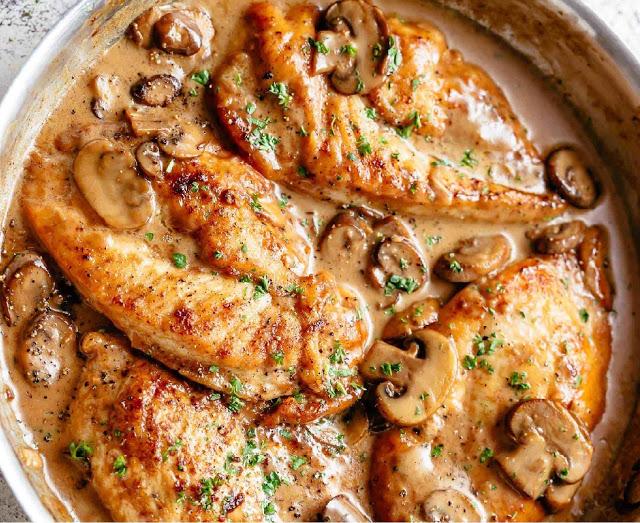 Pollo marsala sobre arroz blanco
