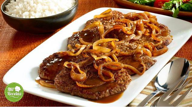 Bistec de carne encebollado