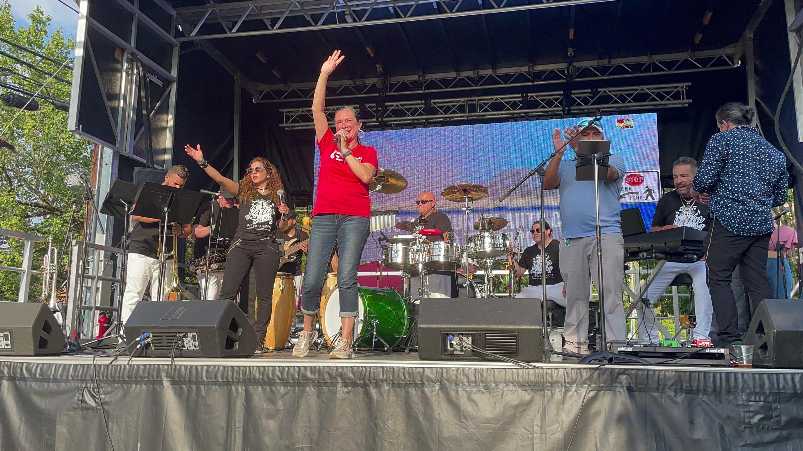 “Fiestas en las Calles” organizado por El Centro Hispano por octavo año unió voces de toda la comunidad de Carrboro