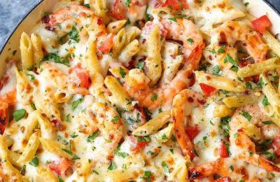 Pasta de camarones a la pimienta alfredo