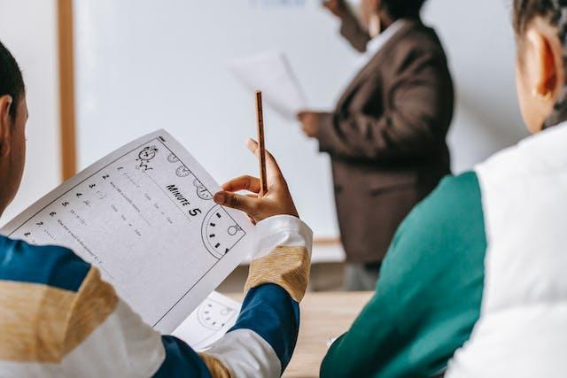 El Gobernador Cooper recorre la Escuela Global Pactolus en Greenville y destaca cómo las escuelas públicas fuertes crean comunidades fuertes