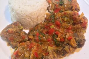 Lengua guisada en salsa criolla