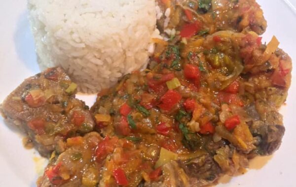 Lengua guisada en salsa criolla