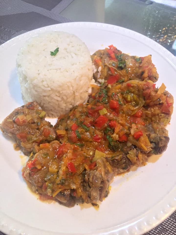 Lengua guisada en salsa criolla