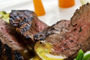 Churrasco estofado con pimientos y cebolla