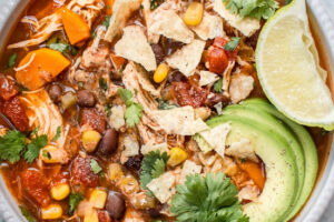 Sopa de pollo mexicana