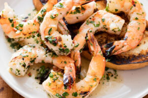 Camarones al ajo y finas hierbas en parrillada