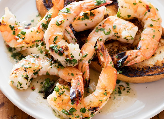 Camarones al ajo y finas hierbas en parrillada