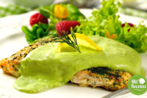 Filete de salmón con salsa de aguacate