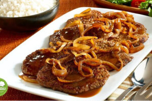 Bistec de carne encebollado