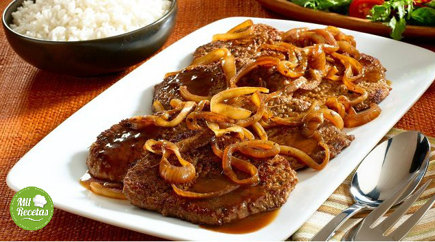 Bistec de carne encebollado