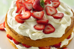 Strawberry cake with cream