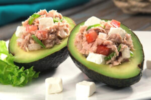 Tapas de aguacate con atún