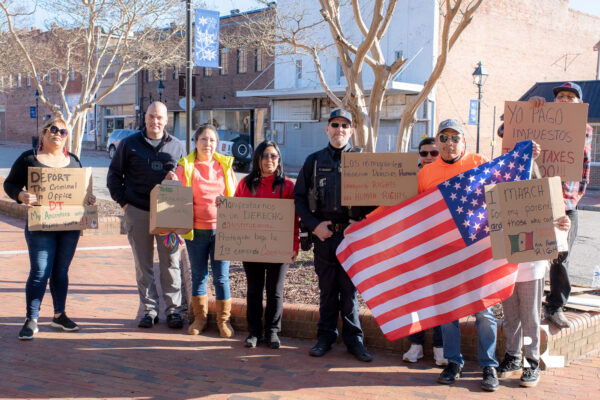 Protesta pacífica en Louisburg, NC: “Luchemos por nuestros derechos como inmigrantes”