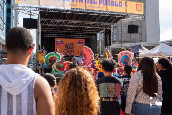 La Fiesta del Pueblo 2025 ofreció una rica variedad de actividades y experiencias que cautivaron a todos los asistentes. Desde camiones de comida latinoamericana local que deleitaron los paladares con sabores auténticos, hasta vendedores artesanales que exhibieron productos únicos. Los participantes también disfrutaron de una vibrante serie de presentaciones artísticas y culturales con agrupaciones como: La Nueva 22, La Tropa de Tierra Caliente, Zona Típica, Sangre de Campeón, Letal Rock Band, Cumbión Colombiano, Flor de Hidalgo, entre otros. El cierre del evento estuvo a cargo del cantante dominicano Monchy, quien con sus interpretaciones puso a bailar a todo el público y selló con alegría esta gran celebración de la cultura latina.