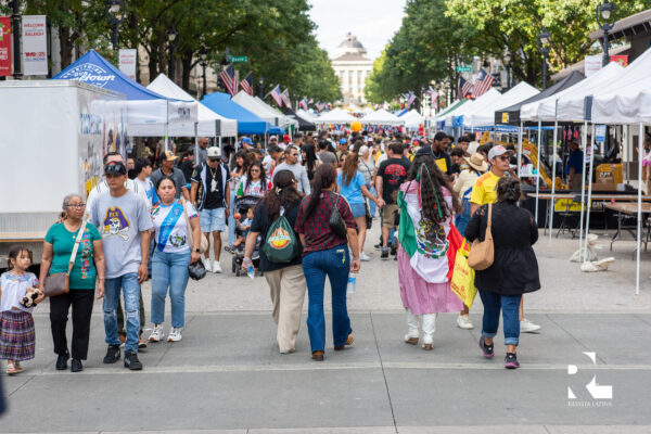 La Fiesta del Pueblo 2025 ofreció una rica variedad de actividades y experiencias que cautivaron a todos los asistentes. Desde camiones de comida latinoamericana local que deleitaron los paladares con sabores auténticos, hasta vendedores artesanales que exhibieron productos únicos. Los participantes también disfrutaron de una vibrante serie de presentaciones artísticas y culturales con agrupaciones como: La Nueva 22, La Tropa de Tierra Caliente, Zona Típica, Sangre de Campeón, Letal Rock Band, Cumbión Colombiano, Flor de Hidalgo, entre otros. El cierre del evento estuvo a cargo del cantante dominicano Monchy, quien con sus interpretaciones puso a bailar a todo el público y selló con alegría esta gran celebración de la cultura latina.