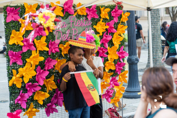 La Fiesta del Pueblo 2025 ofreció una rica variedad de actividades y experiencias que cautivaron a todos los asistentes. Desde camiones de comida latinoamericana local que deleitaron los paladares con sabores auténticos, hasta vendedores artesanales que exhibieron productos únicos. Los participantes también disfrutaron de una vibrante serie de presentaciones artísticas y culturales con agrupaciones como: La Nueva 22, La Tropa de Tierra Caliente, Zona Típica, Sangre de Campeón, Letal Rock Band, Cumbión Colombiano, Flor de Hidalgo, entre otros. El cierre del evento estuvo a cargo del cantante dominicano Monchy, quien con sus interpretaciones puso a bailar a todo el público y selló con alegría esta gran celebración de la cultura latina.