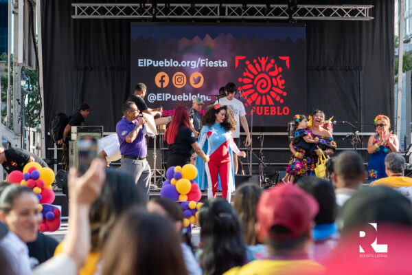 La Fiesta del Pueblo 2025 ofreció una rica variedad de actividades y experiencias que cautivaron a todos los asistentes. Desde camiones de comida latinoamericana local que deleitaron los paladares con sabores auténticos, hasta vendedores artesanales que exhibieron productos únicos. Los participantes también disfrutaron de una vibrante serie de presentaciones artísticas y culturales con agrupaciones como: La Nueva 22, La Tropa de Tierra Caliente, Zona Típica, Sangre de Campeón, Letal Rock Band, Cumbión Colombiano, Flor de Hidalgo, entre otros. El cierre del evento estuvo a cargo del cantante dominicano Monchy, quien con sus interpretaciones puso a bailar a todo el público y selló con alegría esta gran celebración de la cultura latina.