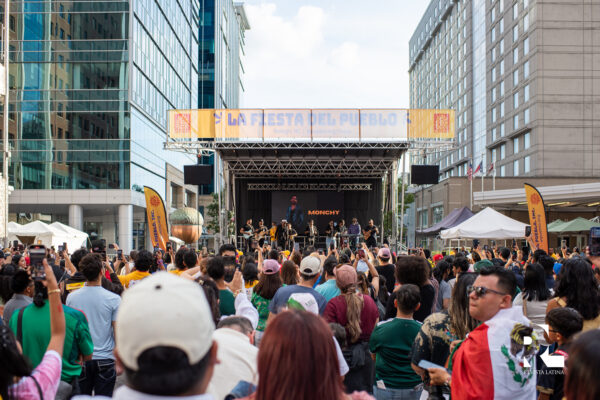 La Fiesta del Pueblo 2025 ofreció una rica variedad de actividades y experiencias que cautivaron a todos los asistentes. Desde camiones de comida latinoamericana local que deleitaron los paladares con sabores auténticos, hasta vendedores artesanales que exhibieron productos únicos. Los participantes también disfrutaron de una vibrante serie de presentaciones artísticas y culturales con agrupaciones como: La Nueva 22, La Tropa de Tierra Caliente, Zona Típica, Sangre de Campeón, Letal Rock Band, Cumbión Colombiano, Flor de Hidalgo, entre otros. El cierre del evento estuvo a cargo del cantante dominicano Monchy, quien con sus interpretaciones puso a bailar a todo el público y selló con alegría esta gran celebración de la cultura latina.