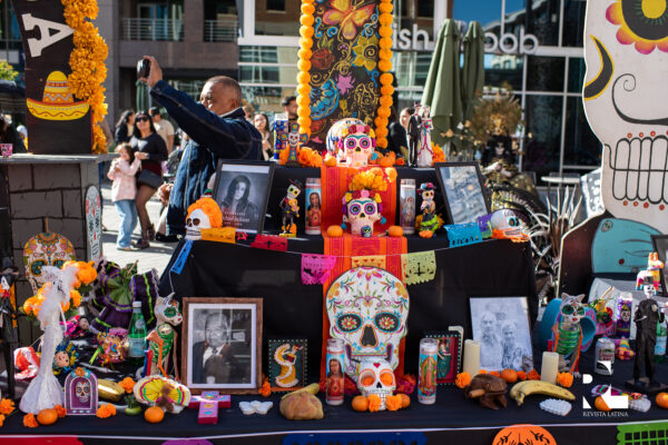 El pasado domingo 26 de octubre, el Downtown de Raleigh se vistió de flores de cempasúchil, música, color y tradición con la Celebración del Día de los Muertos 2025, organizada por Revista Latina NC. Este evento, que ya se ha convertido en una de las celebraciones más esperadas del año en Carolina del Norte, reunió a más de 30,000 visitantes provenientes de distintos condados y nacionalidades, quienes disfrutaron de una jornada llena de arte, cultura y tradición.