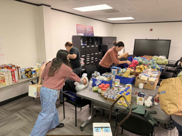  Voluntaria durante recojo de despensas en Food Bank of Central & Eastern North Carolina.
